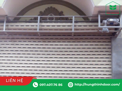 H&igrave;nh ảnh thực tế d&ograve;ng cửa cuốn Austdoor khe tho&aacute;ng được lắp đặt ho&agrave;n thiện bởi đại l&yacute; Hưng Thịnh Door.